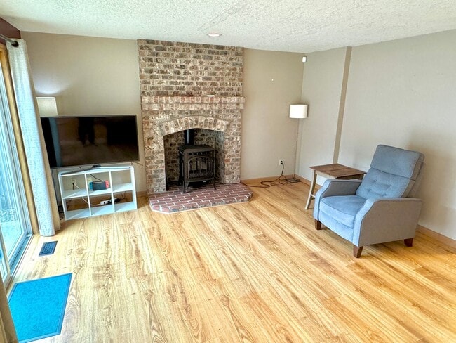 Building Photo - Linwood Neighborhood, Milwaukie Home on Quiet Cul-de-sac, 2 Car Garage, A/C, Huge Fenced Backyard