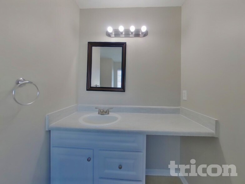 Building Photo - 2492 Feathertree Ln