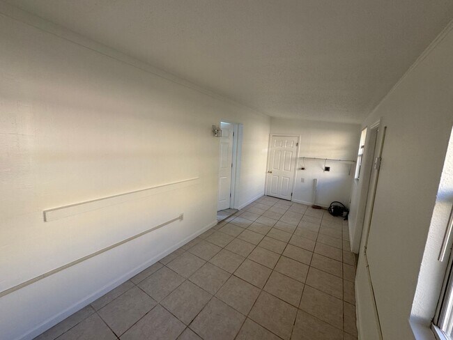 Building Photo - 1BR 1 BA NEAR THE BEACH!