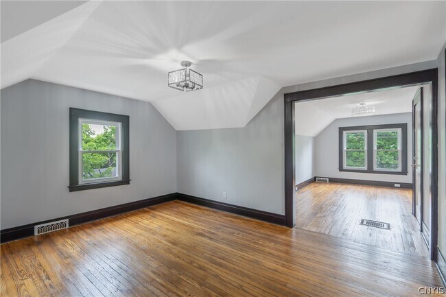 Building Photo - 944 Bellevue Ave