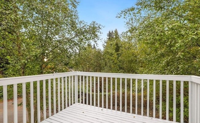 Building Photo - Spacious and Bright Home with 3 Bed and 2.5 Bath