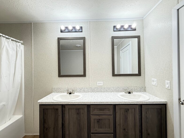 Building Photo - 29909 Flushing Dr