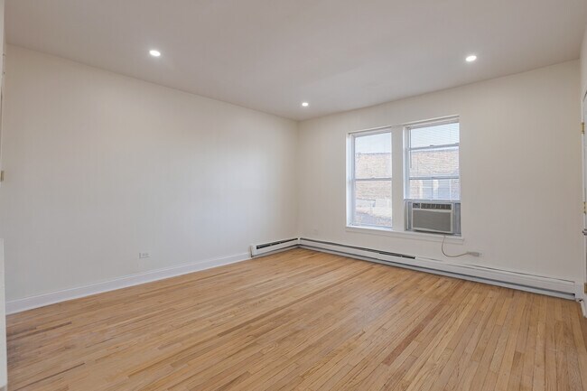 Building Photo - 543 E 60th St