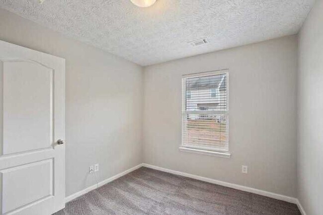 Building Photo - Fantastic 3bd/2.5ba home! Coming soon!
