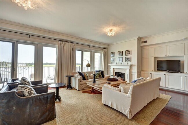 Building Photo - 10 Marina Dr