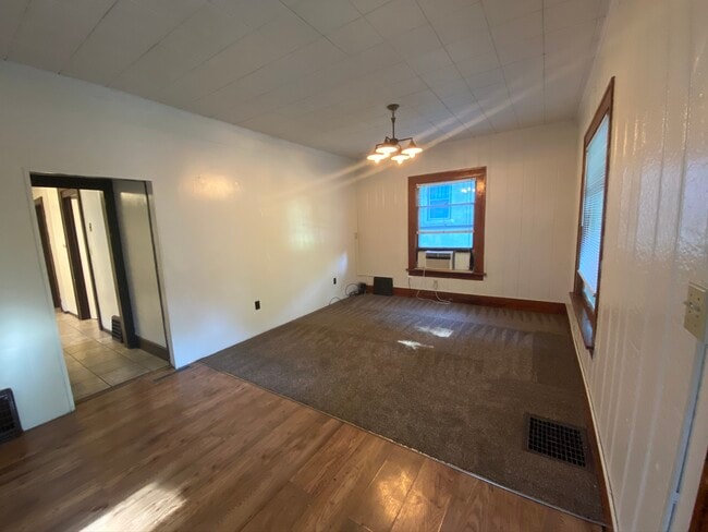 Building Photo - Private Room 714
