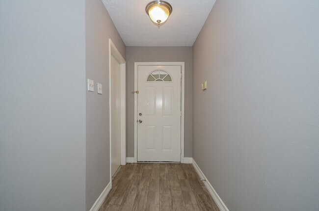 Building Photo - 8319 Bird Run Dr
