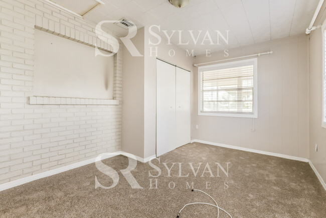 Building Photo - This cute home is ready for your personal ...