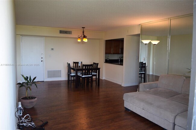 Building Photo - 2715 Tigertail Ave