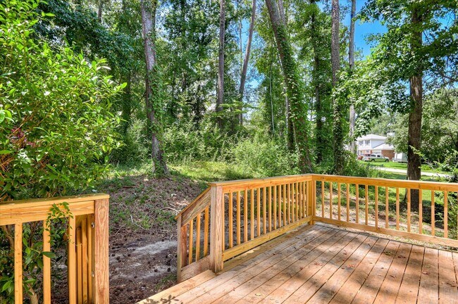 Building Photo - 3 bedroom, 2.5 bathroom home on a large co...