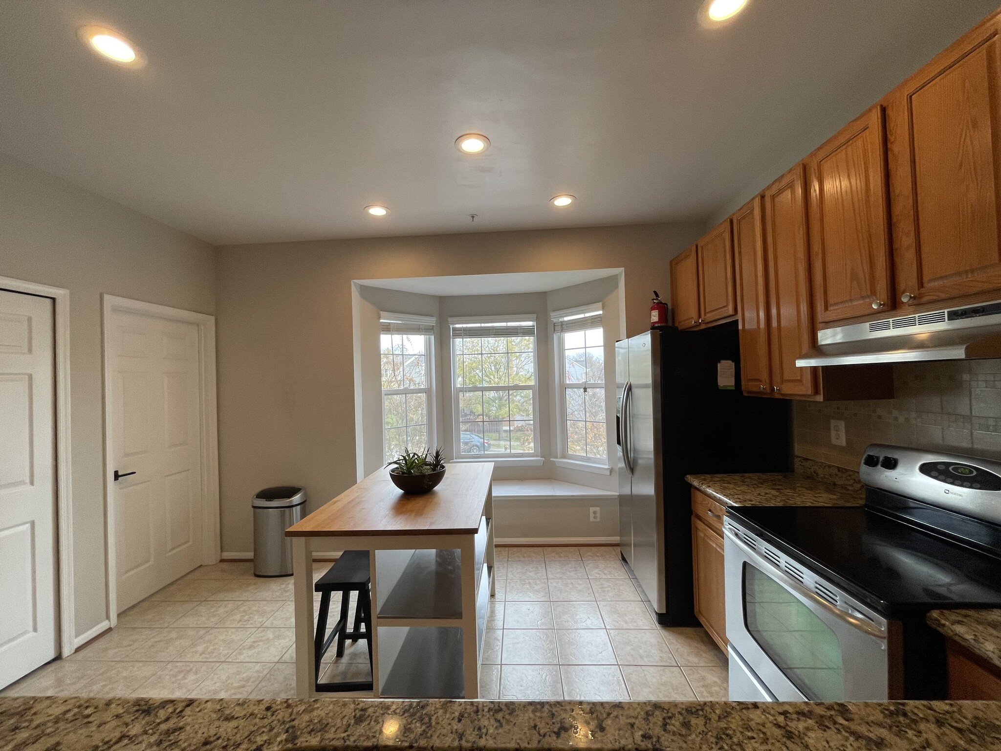 Building Photo - 5830 Shady Oak Ln