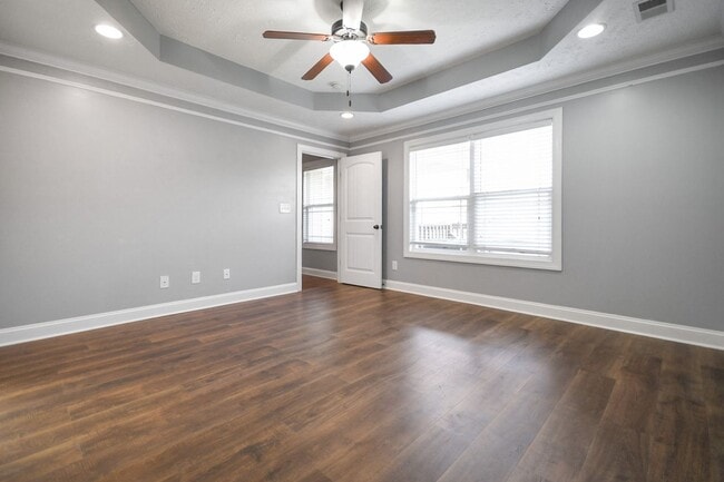 Building Photo - Pet Friendly Three Bedroom!