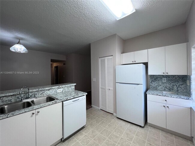 Building Photo - 6952 SW 39th St