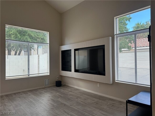 Building Photo - 2427 Cliffwood Dr