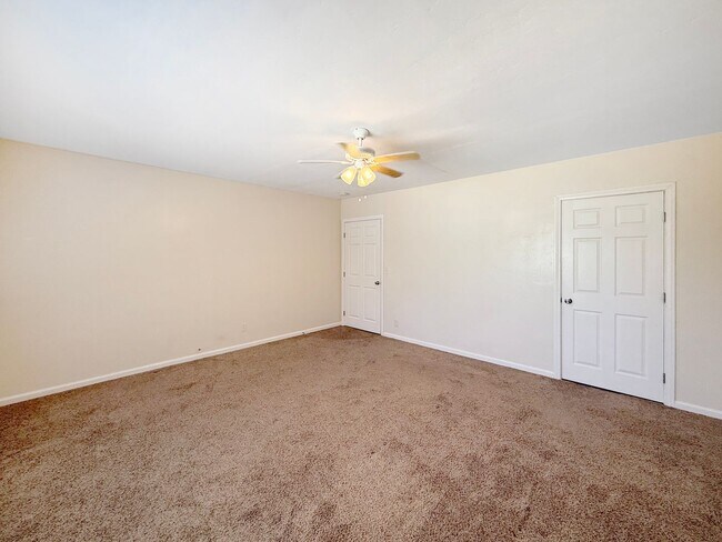 Building Photo - Spacious 2B/1BA Upgraded House w/ W/D, Lar...