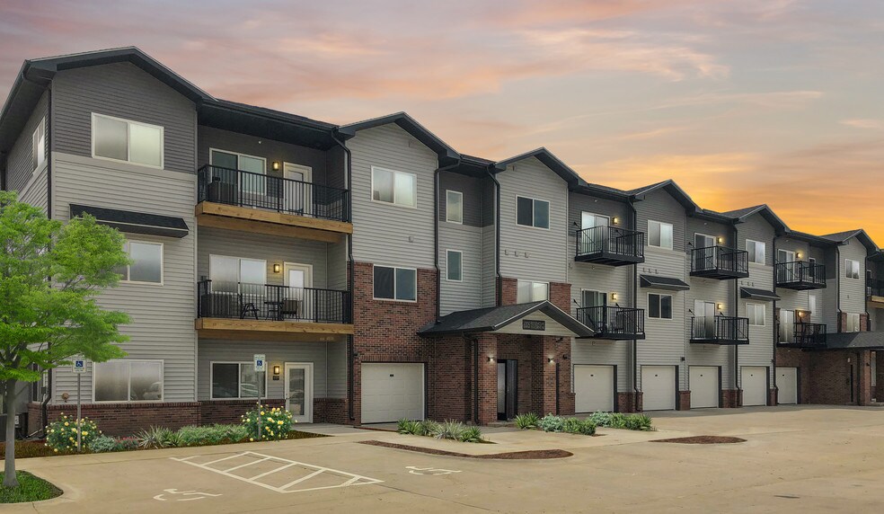 The Enclave at Dry Creek 6025 Ridgemount Dr NE Cedar Rapids IA 52402 Apartment Finder