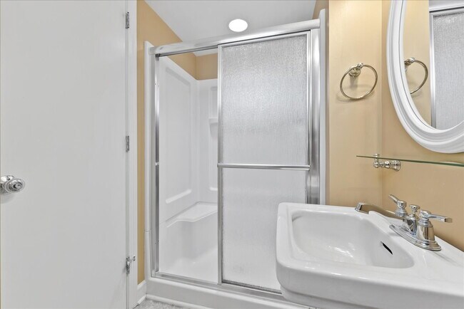 Building Photo - "Charming 4-Bed Retreat with Granite Kitch...