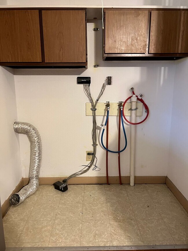 Building Photo - 3 Bedroom Apartment-Pulaski Iowa