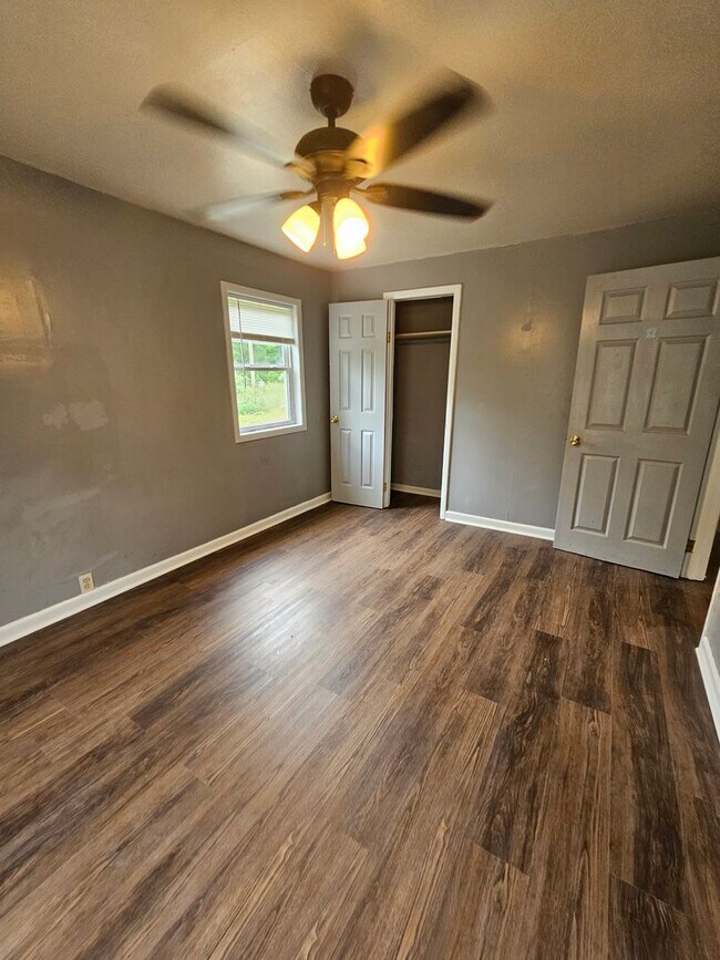 Building Photo - Home in Benton