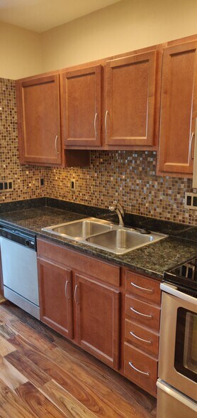 Building Photo - 600 Albert St