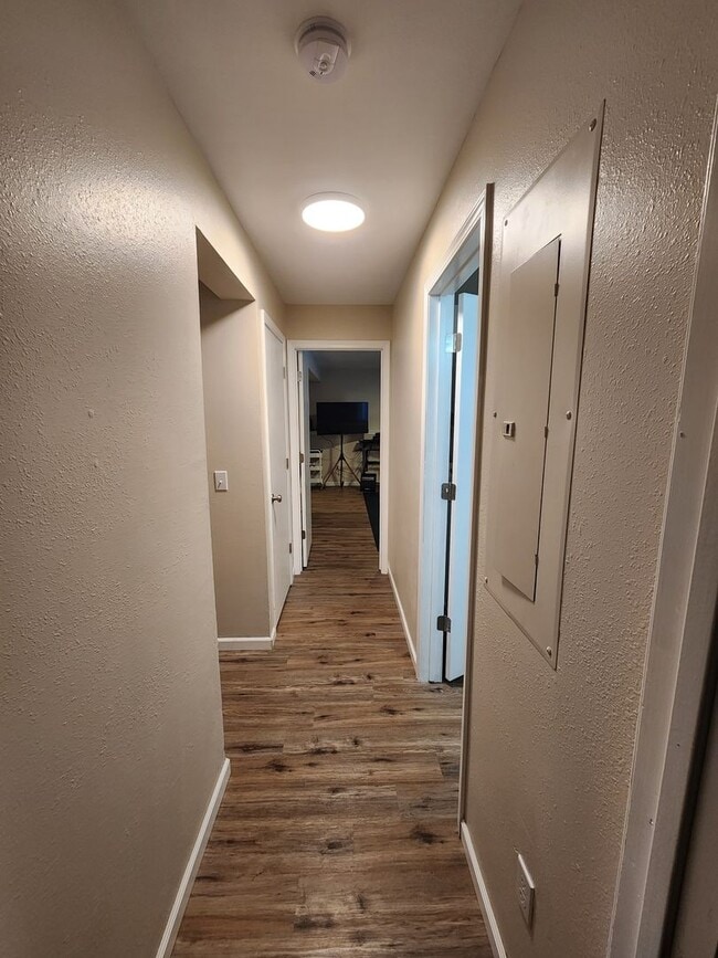 Building Photo - Immaculate 3 bedroom 2 bath split level ho...