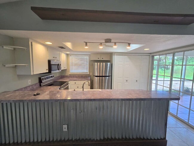 Building Photo - "Charming 2-Bed, 2-Bath North Port Retreat with Gleaming Hardwood Floors!"