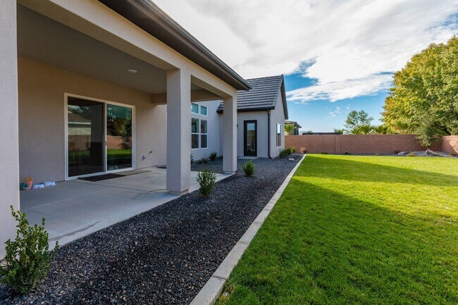 Building Photo - Washington Fields 4 bed | 3 1/2 bath | 3 c...