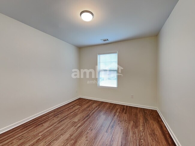 Building Photo - 290 Maxton Ave