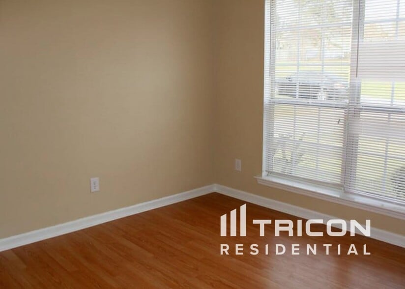 Building Photo - 223 Green Rose Rd