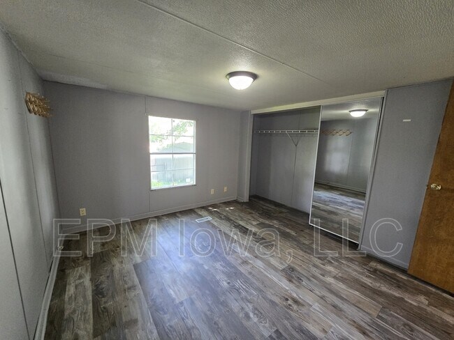 Building Photo - 700 W Ridgeway Ave