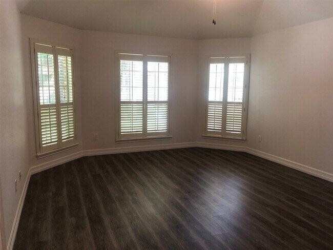 Building Photo - 135 Lakeside Dr