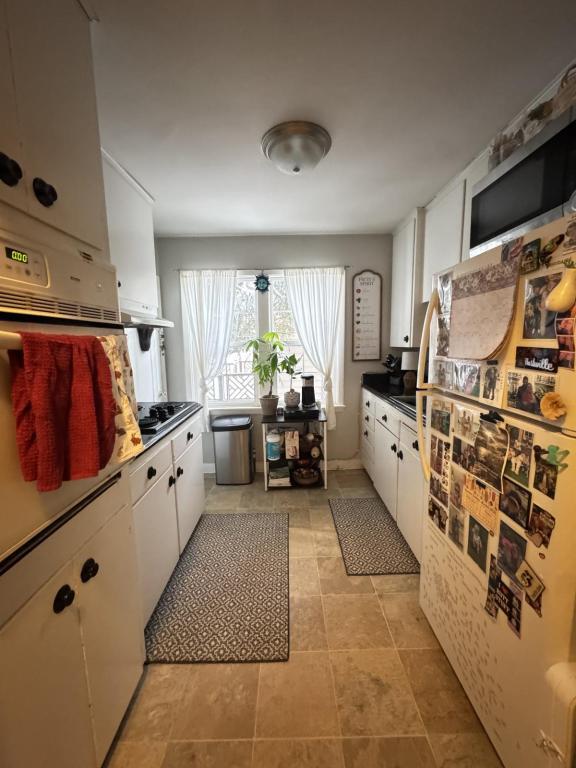 Building Photo - 406 E 9th St