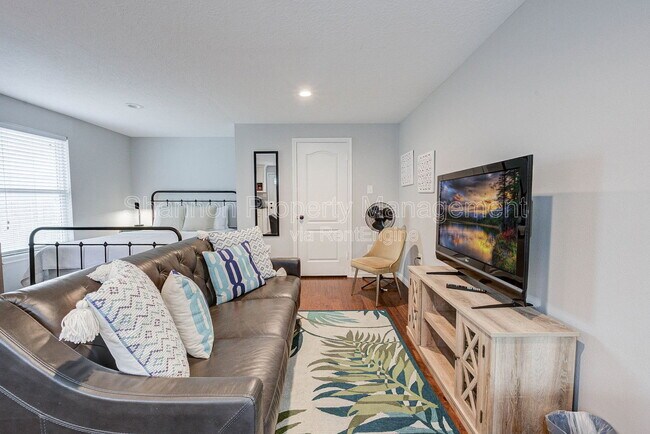 Building Photo - 921 Kern St