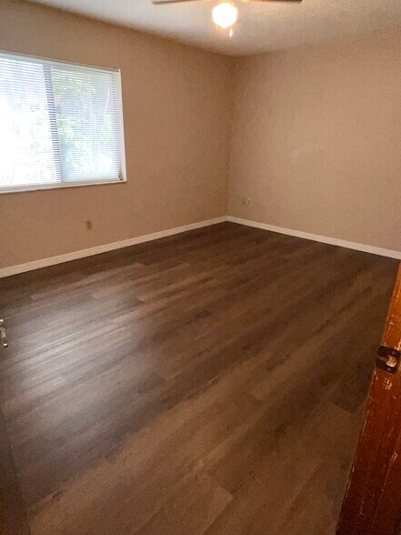 Building Photo - 2085 Oak Meadow Cir