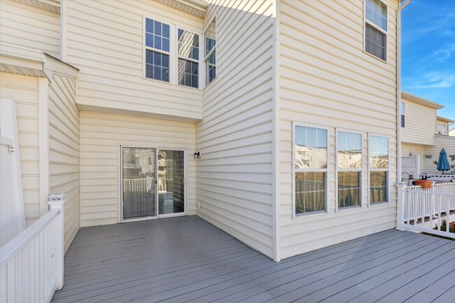 Building Photo - Newly Renovated 3 Bed 2.5 Bath Townhome in...