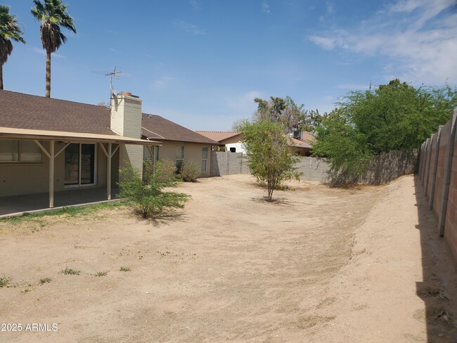 Building Photo - 1511 E Desert Dr