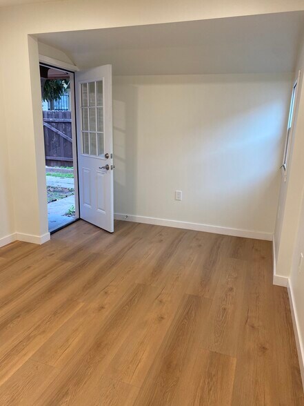 Building Photo - 1634 1/2 N Serrano Ave