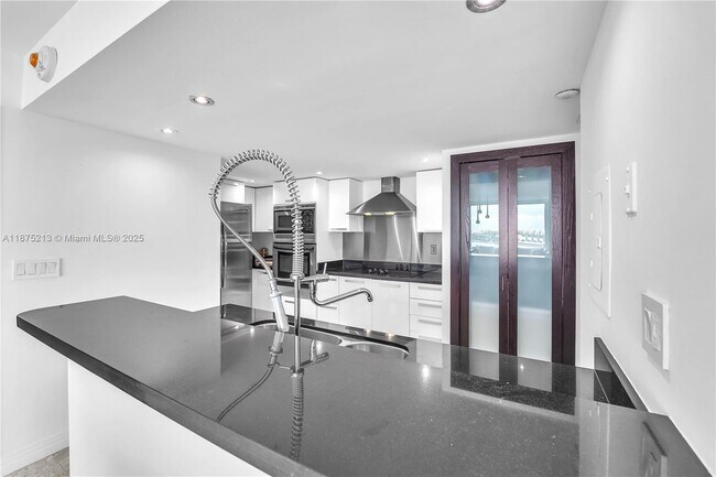 Building Photo - 400 South Pointe Dr