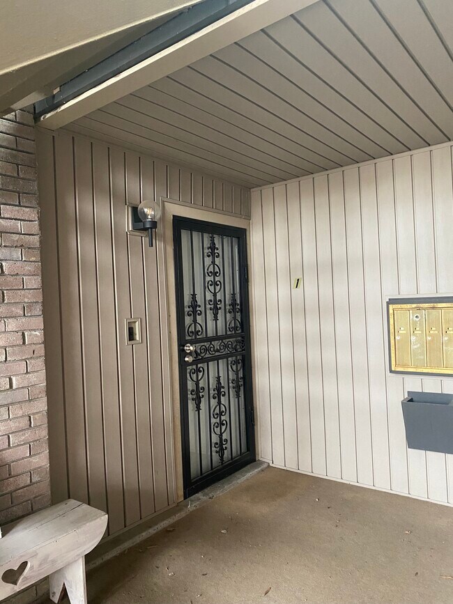 Secure entry - 846 Thistledown Dr