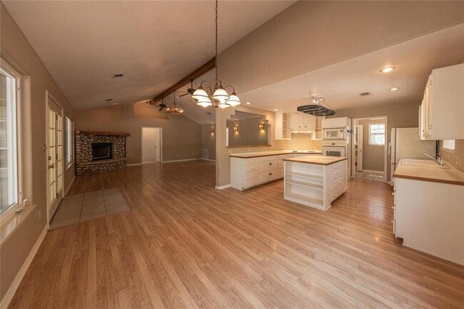 Building Photo - 105 Ridge Oak Dr