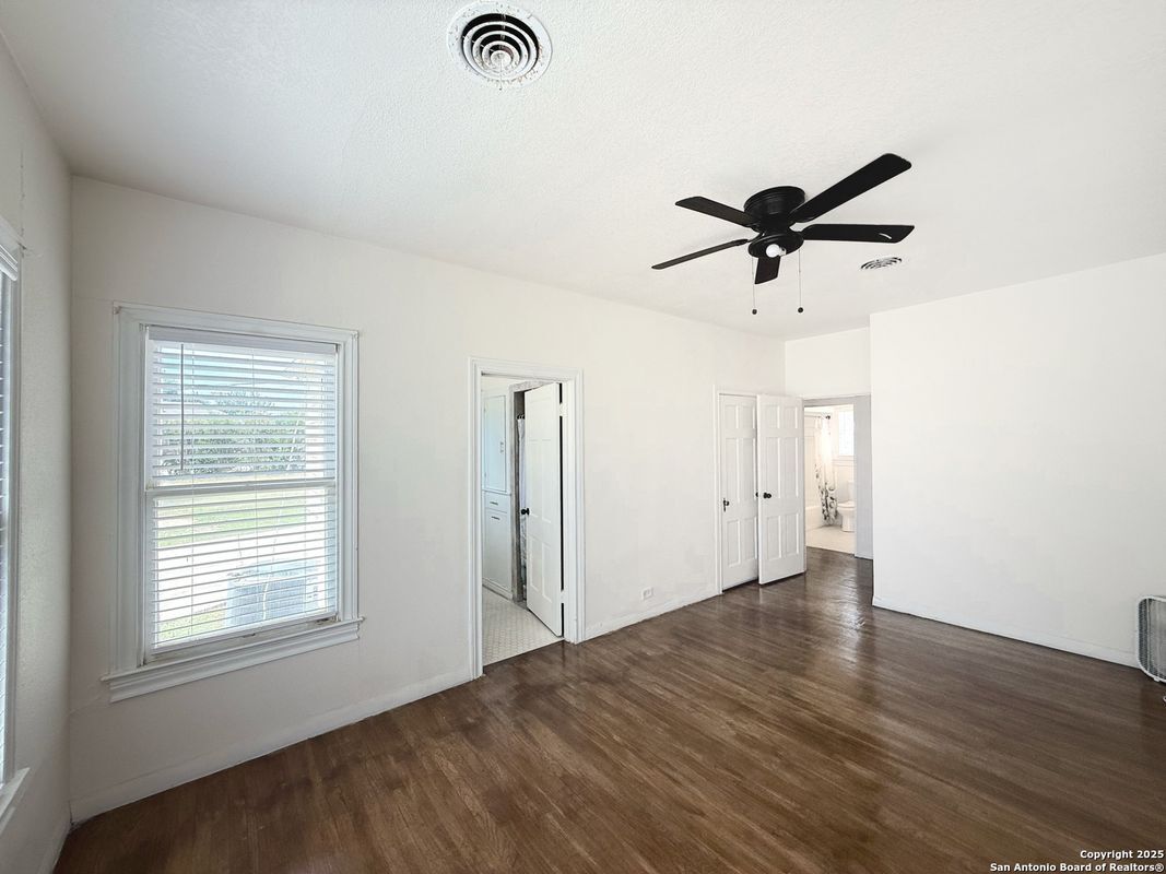 Building Photo - 1214 Sutton Dr