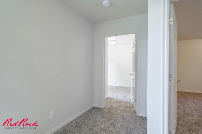 Building Photo - 35 E 600 S