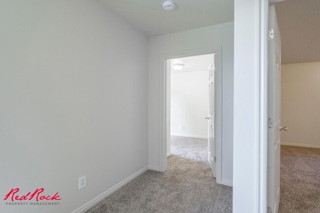 Building Photo - Enjoy Scenic Ivins Living – 3-Bed, 2-Bath ...