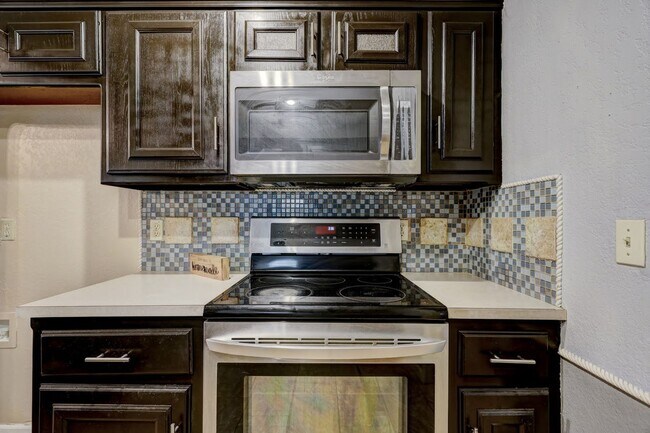 Building Photo - 3 Bed 2 Bath in OKC!