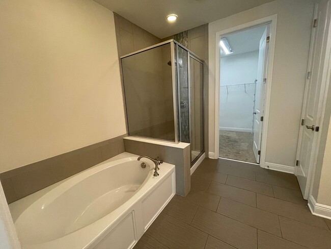 Building Photo - Large 3 Bed 3.5 Bath 2 Car Garage Townhous...