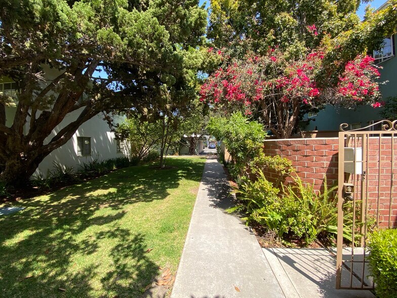 Pathway from condo to garage - 5414 Village Grn