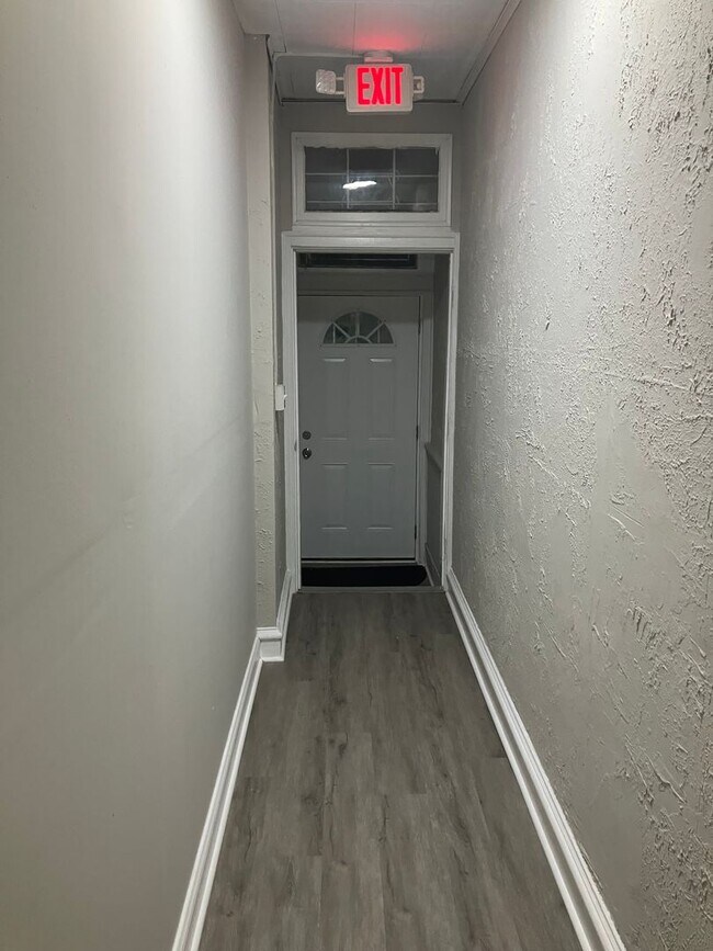 Building Photo - 7 Bedrooms 3.5 Bathrooms