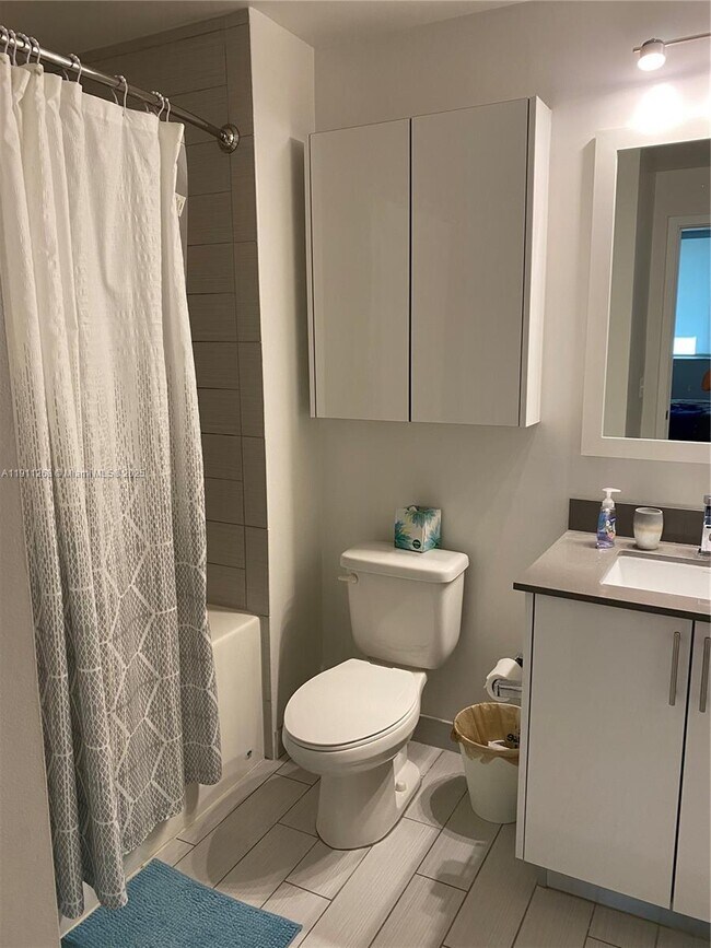 Building Photo - 999 SW 1st Ave