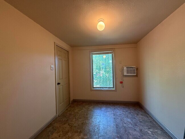 Building Photo - 2414 Sanders Ave