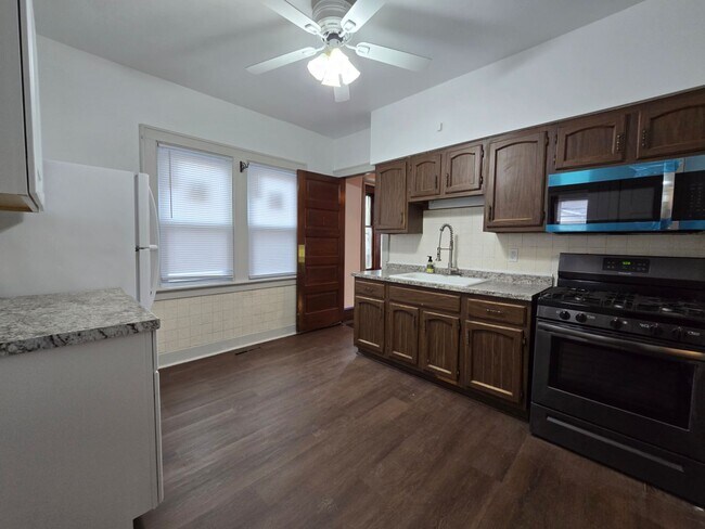 Building Photo - Charming 3-Bed Home in Bayview!  With 2 Car Garage!!  Pets Welcome!